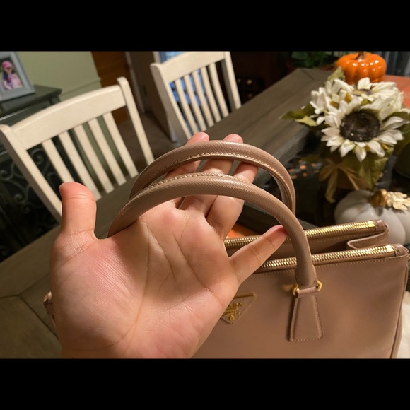 Authentic Prada Saffiano Lux - Picture 13 of 16